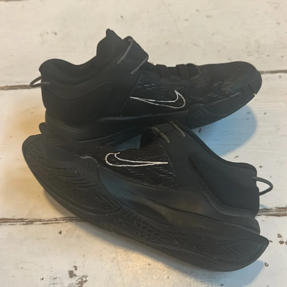 Nike black youth size 2.5 basketball shoes - Picture 2 of 7